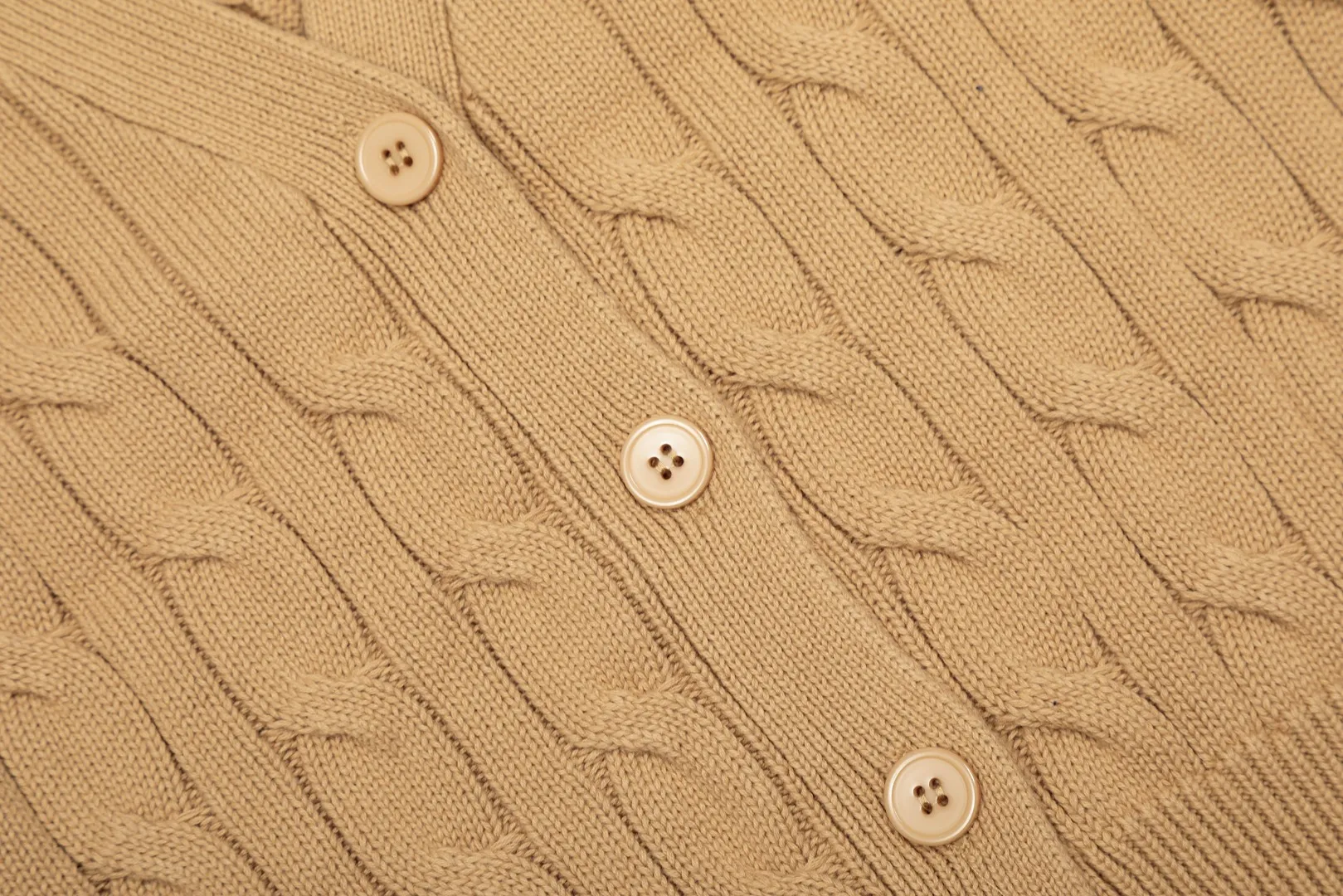 P250 Top quality" Style number: DS113# (not off the shelves all year round) [Ralph Lauren large V-neck solid color pony embroidered logo twist knitted cardigan] ✅Ralph Lauren classic basic versatile goddess style large V-neck knitted cardigan jacket ✅Main supply platform live broadcast Wholesale entities Replenish when out of stock Not off the shelves ✅ZP quality 1:1 version Scan the code to enter the GF website Counter quality ✅Detailed quality is the only one in Guangzhou Imported quality cotton yarn, focusing on high-end, cost-effective, good quality needless to say ✅The version is restored to the original order, the maximum size can be worn up to 160 pounds, loose, comfortable and stress-free ✅The upper body is simple and easy to match, ootd must-have style, good-looking clothes are never picky, a must-have in the goddess' wardrobe. Size: S-XL Color: Black White Gray Light Blue Khaki Pink Yellow Chinese Red Navy Blue White Label Navy Blue Red Label
